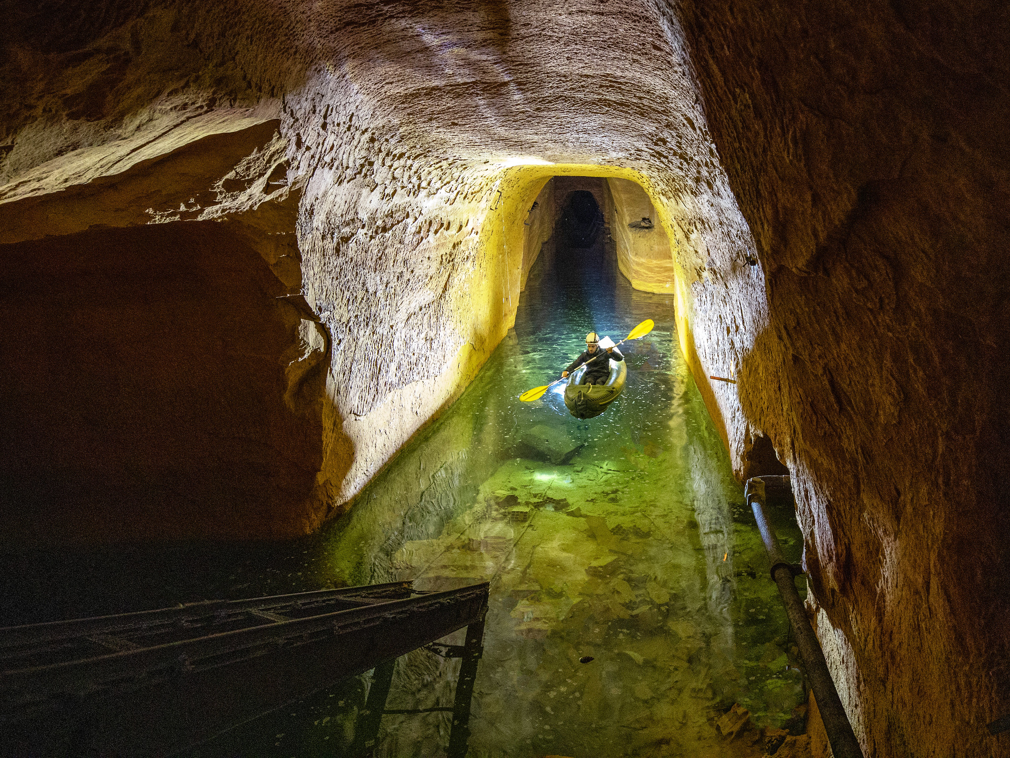 Carrière d'ocre ayant subi une remontée d'eau
