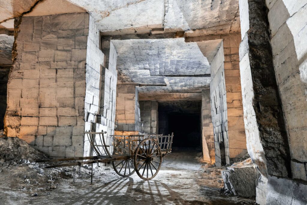 Charrette à bras abandonnée dans une carrière de pierre de taille