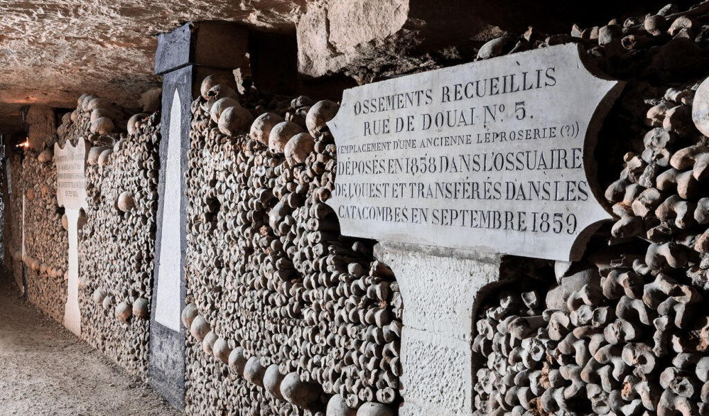 ossements recueillis puis déposés dans l'ossuaire des catacombes de Paris