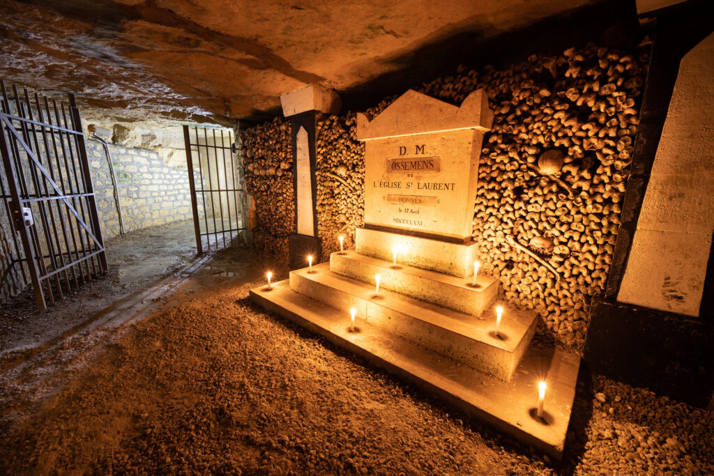 This monument evokes an event linked to the Paris Commune of 1871.

On April 26, 1871, the newspaper "Cri du peuple" revealed the discovery of bones in the crypt of Saint-Laurent, a church in the 10th arrondissement of Paris. While finding bones near an old cemetery wasn't unusual, two peculiarities fueled what we would now call a media frenzy:

A large quantity of bones was found.

In a separate cavity, eighteen complete female skeletons were grouped together, with one appearing more recent.

The anticlerical newspaper "Cri du peuple" and the official journal of the Commune developed a theory that the crypt was a crime scene, accusing the priest of Saint-Laurent of acting alone or with accomplices "to facilitate the orgies of the clerical people".

This discovery was used to support the anticlerical stance of the Commune, which had already decreed the separation of Church and State on April 2, 1871. The event took place in a working-class district where the Saint-Laurent parish was one of the most important in Paris.

A stone band was later placed over the inscription "violated by the Federates" to replace it with "deposited", likely to avoid causing offense.

This incident illustrates the complex relationship between the Church and the Commune during this tumultuous period in Parisian history.