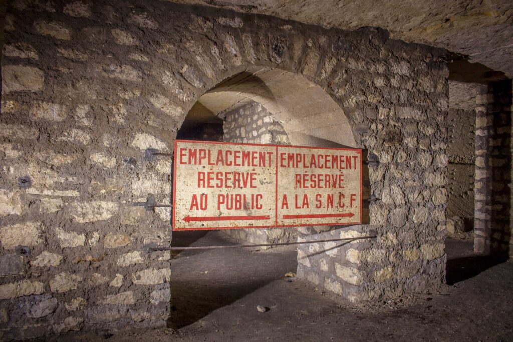 Panneau rouge et blanc partageant les emplacements réservés au public et à la SNCF