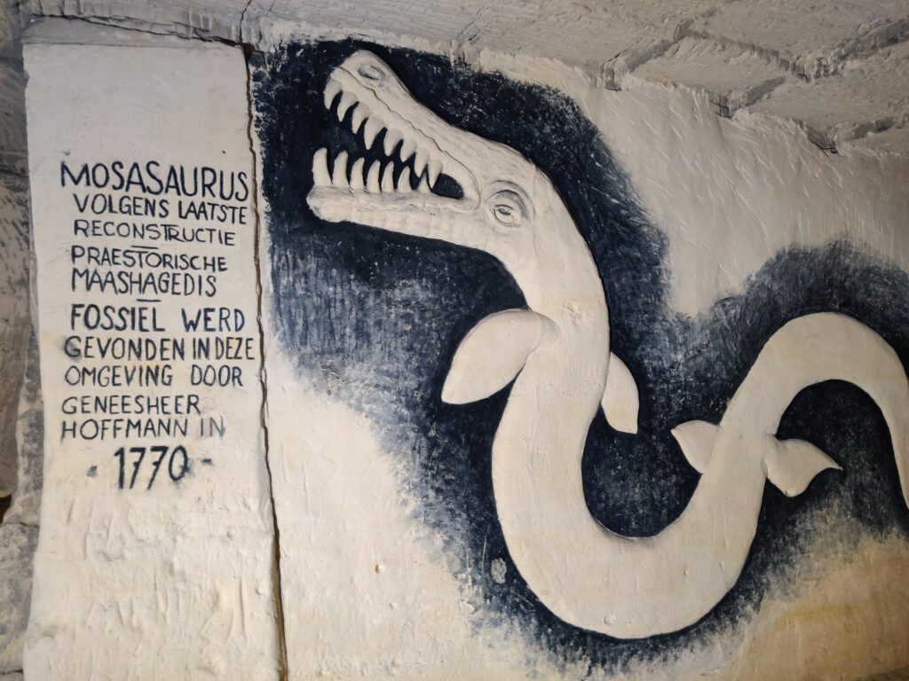 Fresque du mosasaure découvert par Hoffmann en 1770, galeries du Sint-Pietersberg