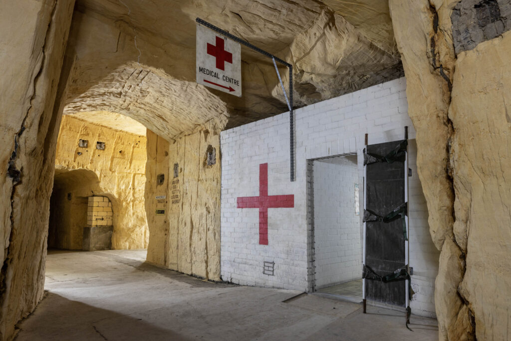 Signalétique militaire dans le bunker de l'OTAN sous le Boschberg
