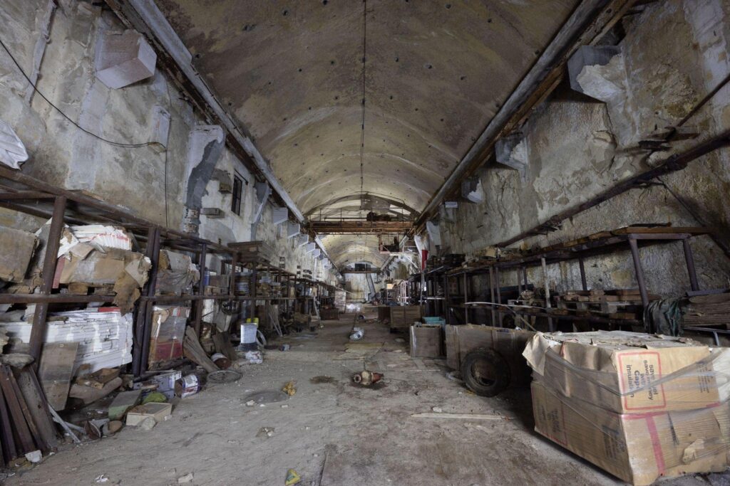 Galerie creusée abritant les groupes électrogènes de Corradino, Malte
